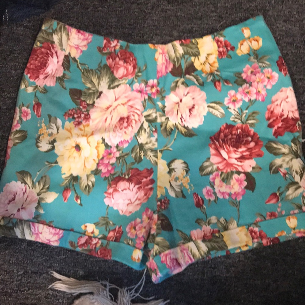 Floral shorts, high waisted, fake pockets.